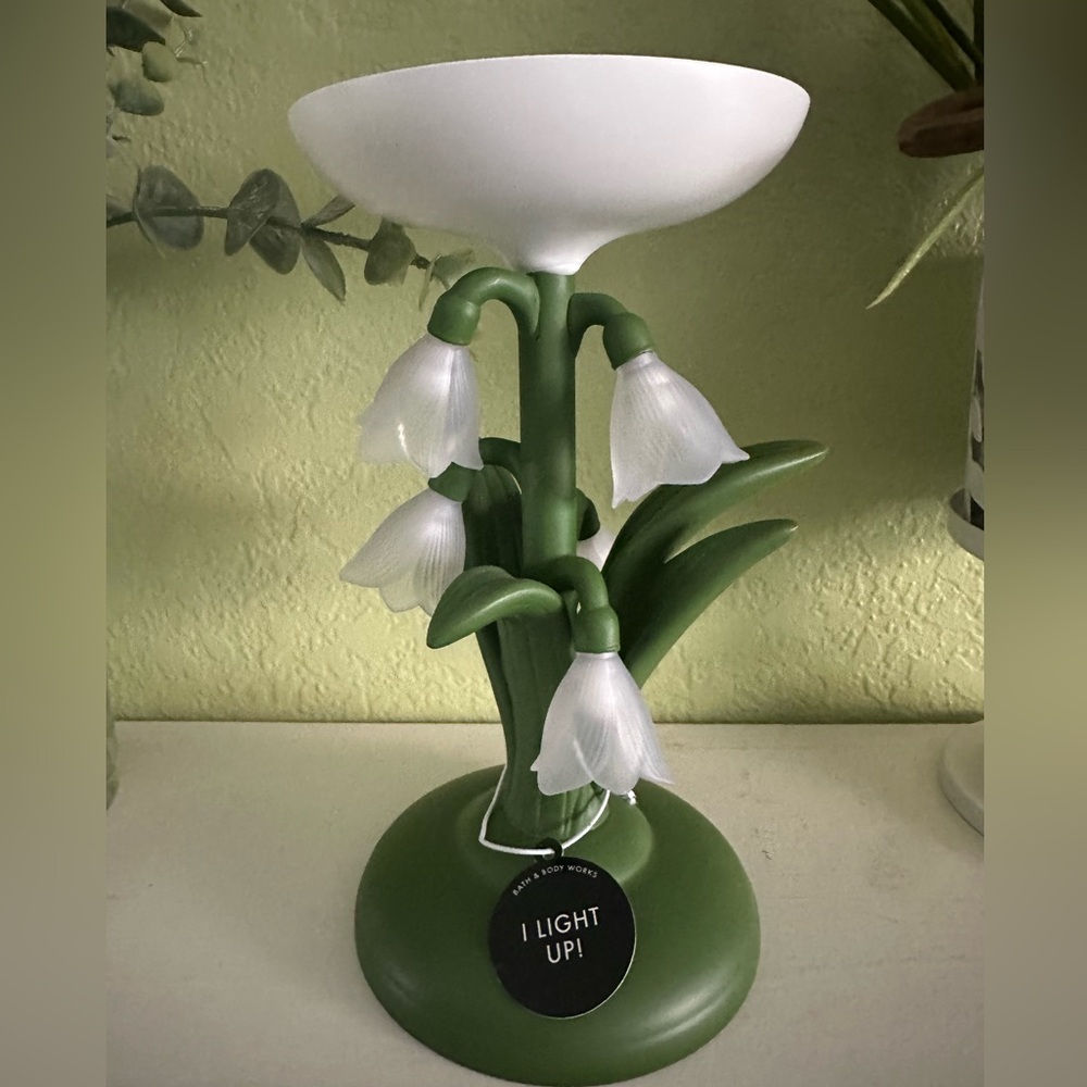 NEW BBW LIT-UP BEAUTIFUL LILY CANDLE PEDESTAL